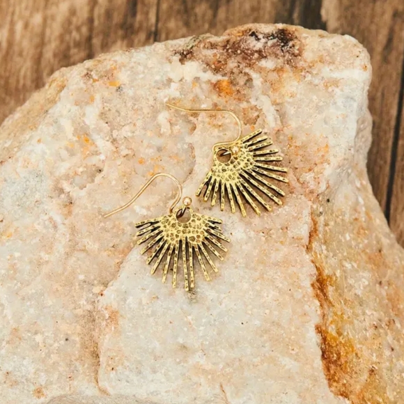 ✨New✨ 😍 Golden Earrings - Picture 2 of 3